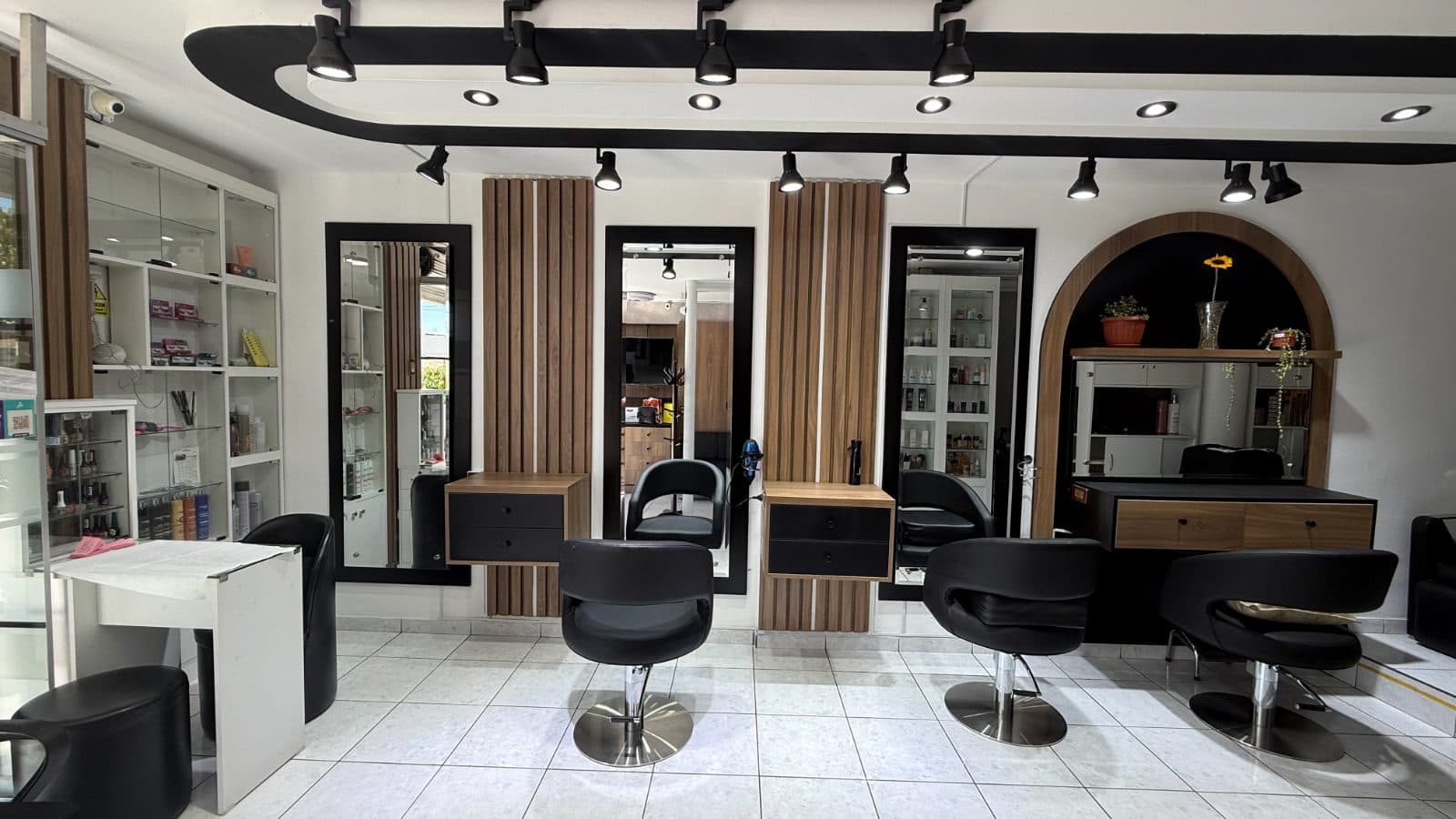 Zona de trabajo con sillas y espejos en Cleo Spa