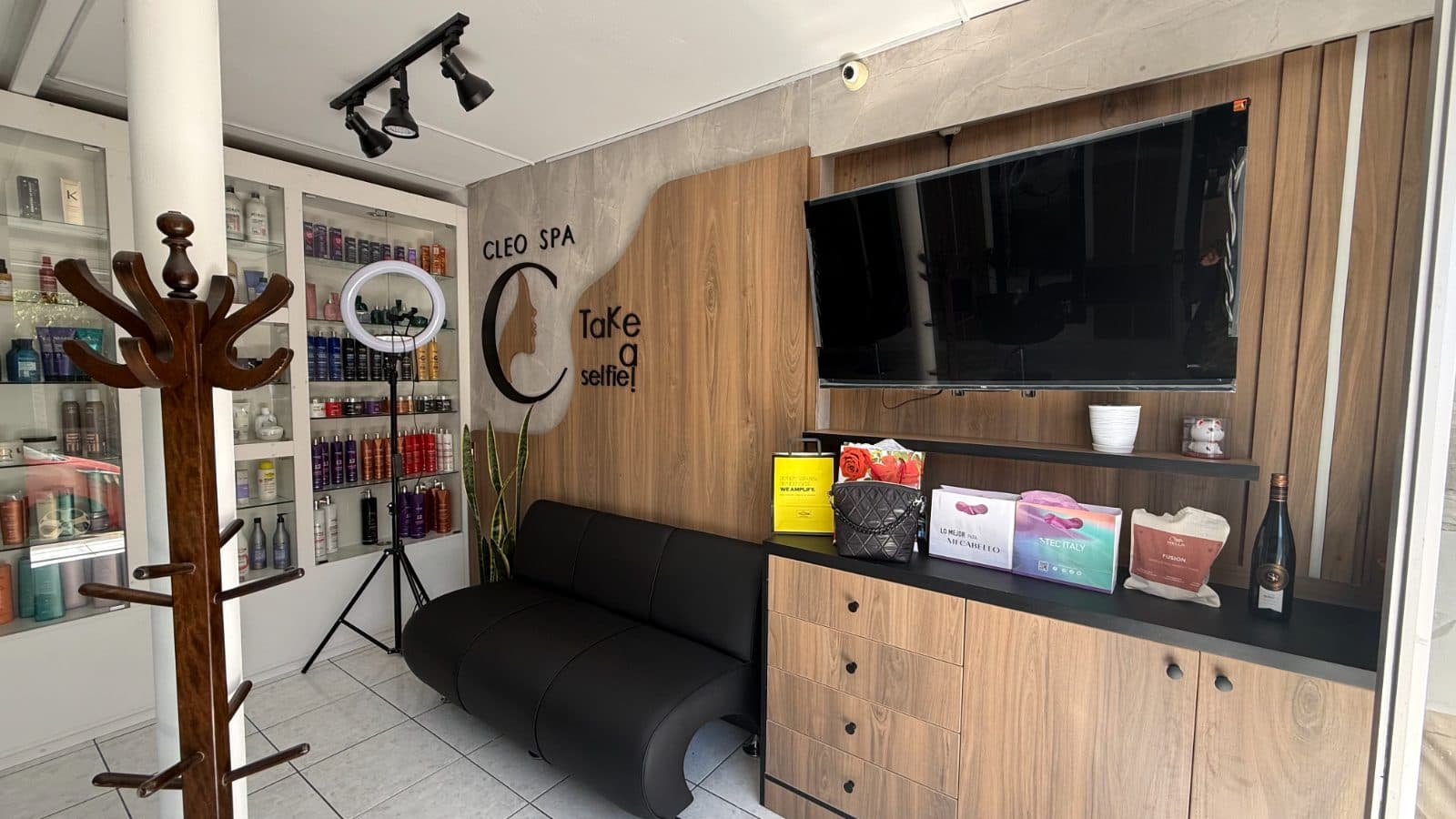 Recepción y muro del logo de Cleo Spa