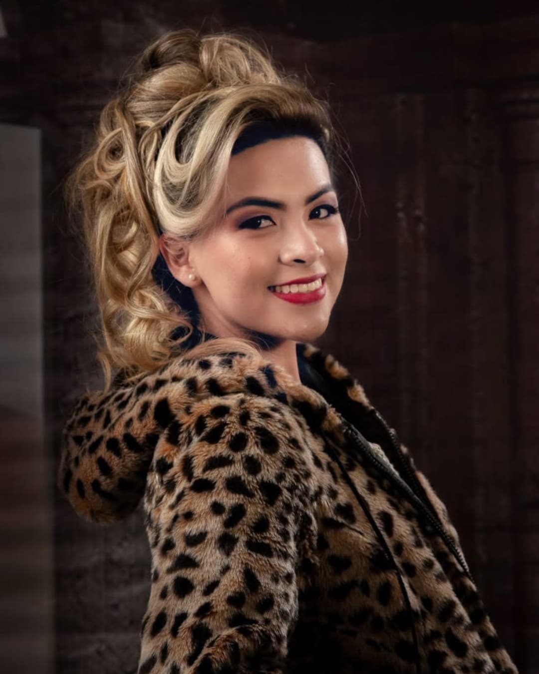 Peinado y maquillaje editorial de Cleo Spa publicado en Facebook